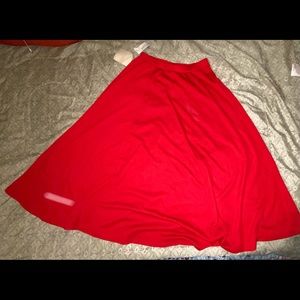 Beautiful red skirt, you can combined with a white shirt ✌️